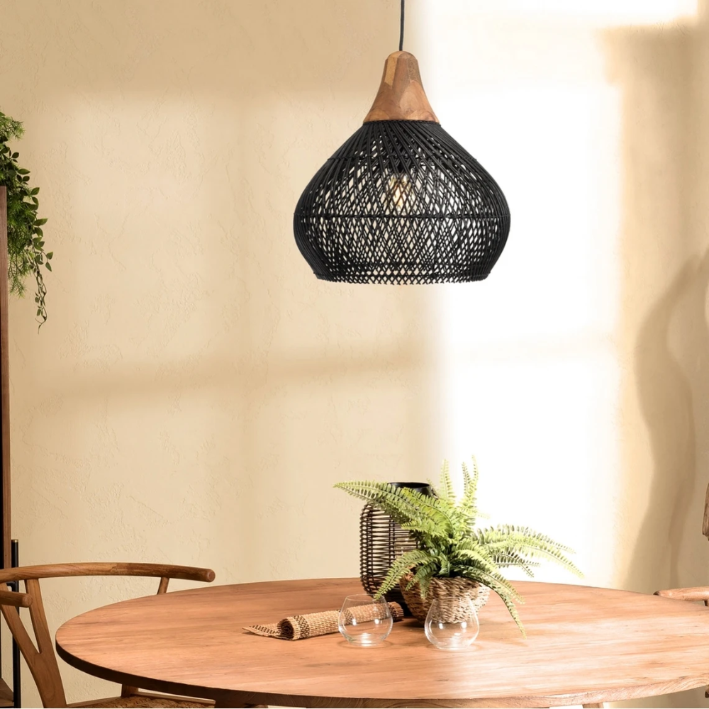 Lampada a sospensione Asterra in rattan intrecciato a mano, naturale o nera, disponibile in due misure