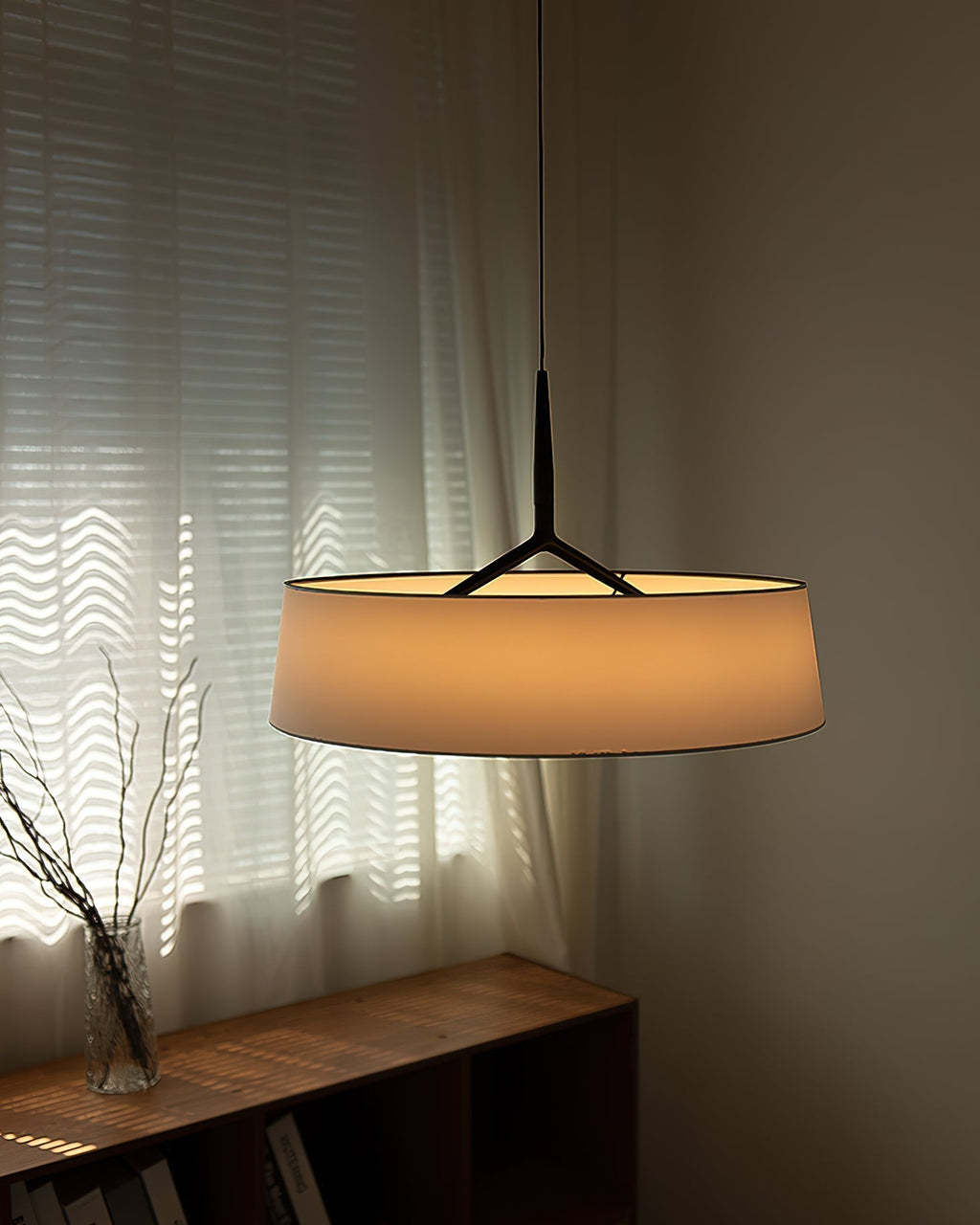 Pendellampe hvid stof tromme sort | Fioriscas