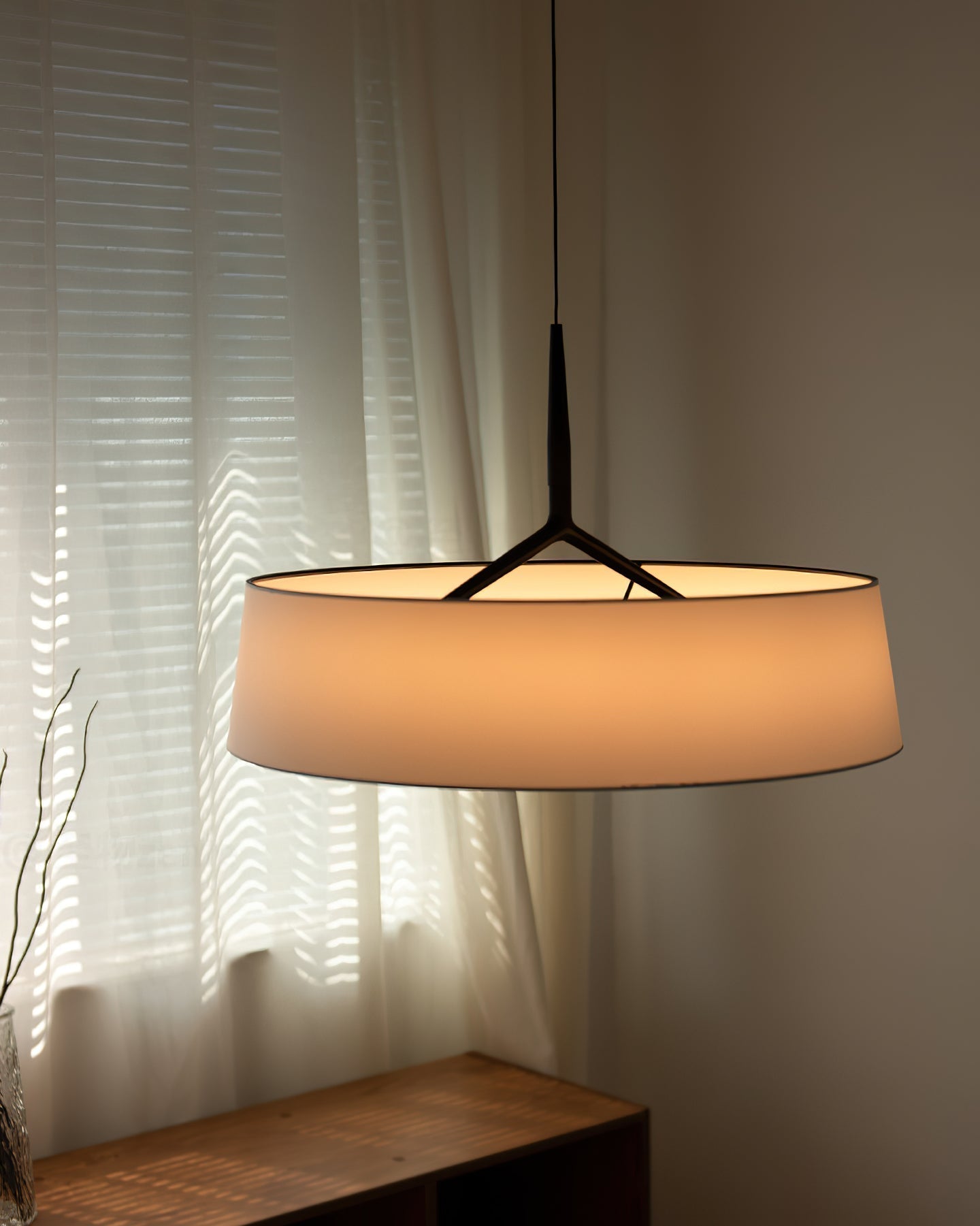 Pendellampe hvid stof tromme sort | Fioriscas