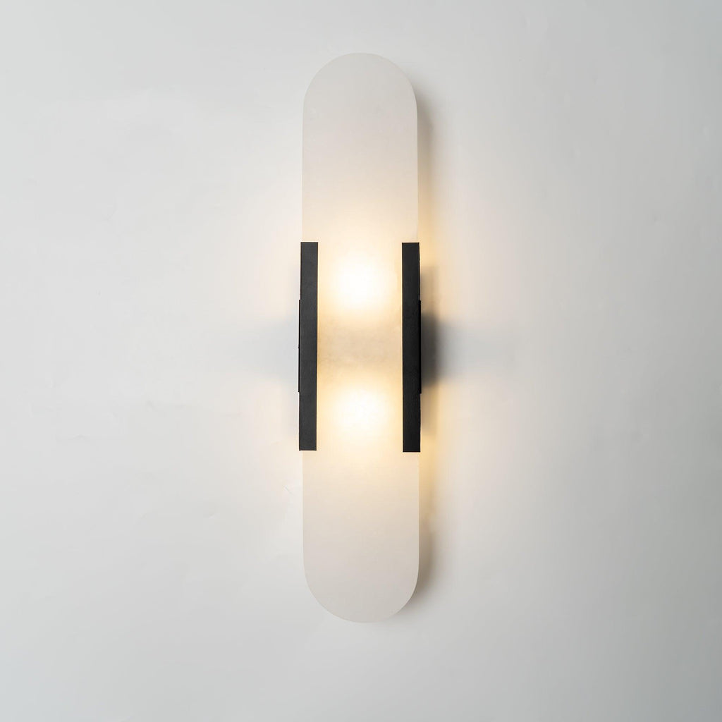 Væglampe i naturlig alabast med varmt lys og kant i messing eller kobber