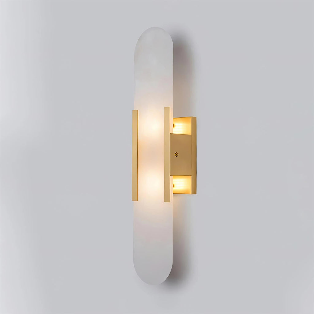 Væglampe i naturlig alabast med varmt lys og kant i messing eller kobber