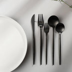 Ensemble de couverts plats en acier inoxydable mat, dressage de table moderne