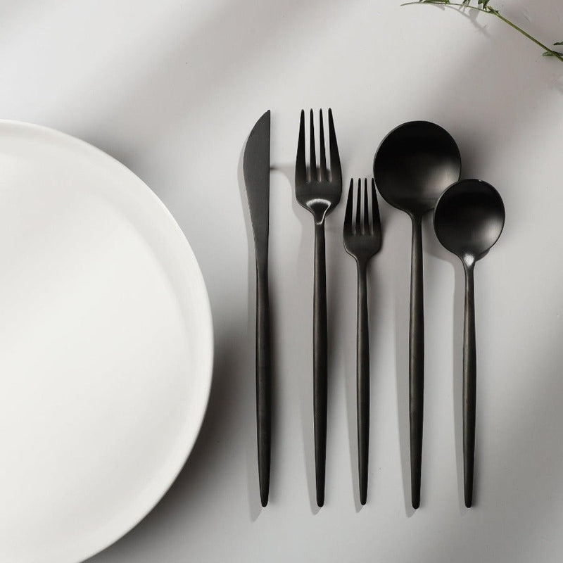 Ensemble de couverts plats en acier inoxydable mat, dressage de table moderne