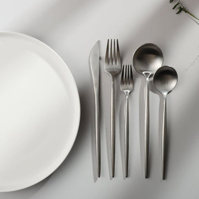 Ensemble de couverts plats en acier inoxydable mat, dressage de table moderne