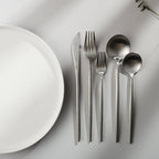 Ensemble de couverts plats en acier inoxydable mat, dressage de table moderne