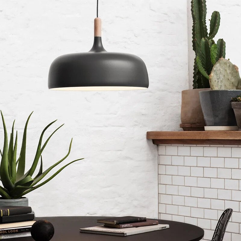 Zwarte hanglamp met houten accent, Kirra Nordic-keukenlamp