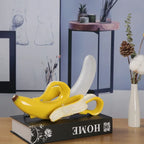 Finurlig bananbordlampe i varmtonet resin, BananaShine