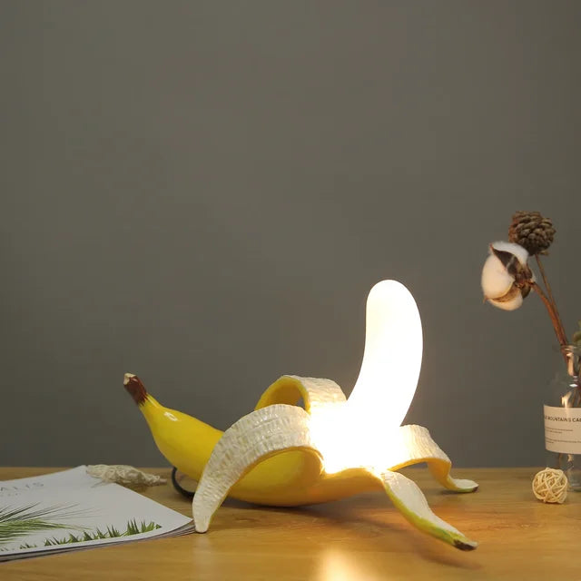 Finurlig bananbordlampe i varmtonet resin, BananaShine