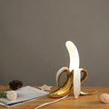 Finurlig bananbordlampe i varmtonet resin, BananaShine