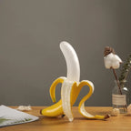 Finurlig bananbordlampe i varmtonet resin, BananaShine