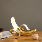 Finurlig bananbordlampe i varmtonet resin, BananaShine