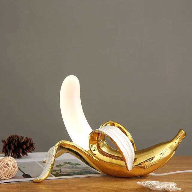 Finurlig bananbordlampe i varmtonet resin, BananaShine
