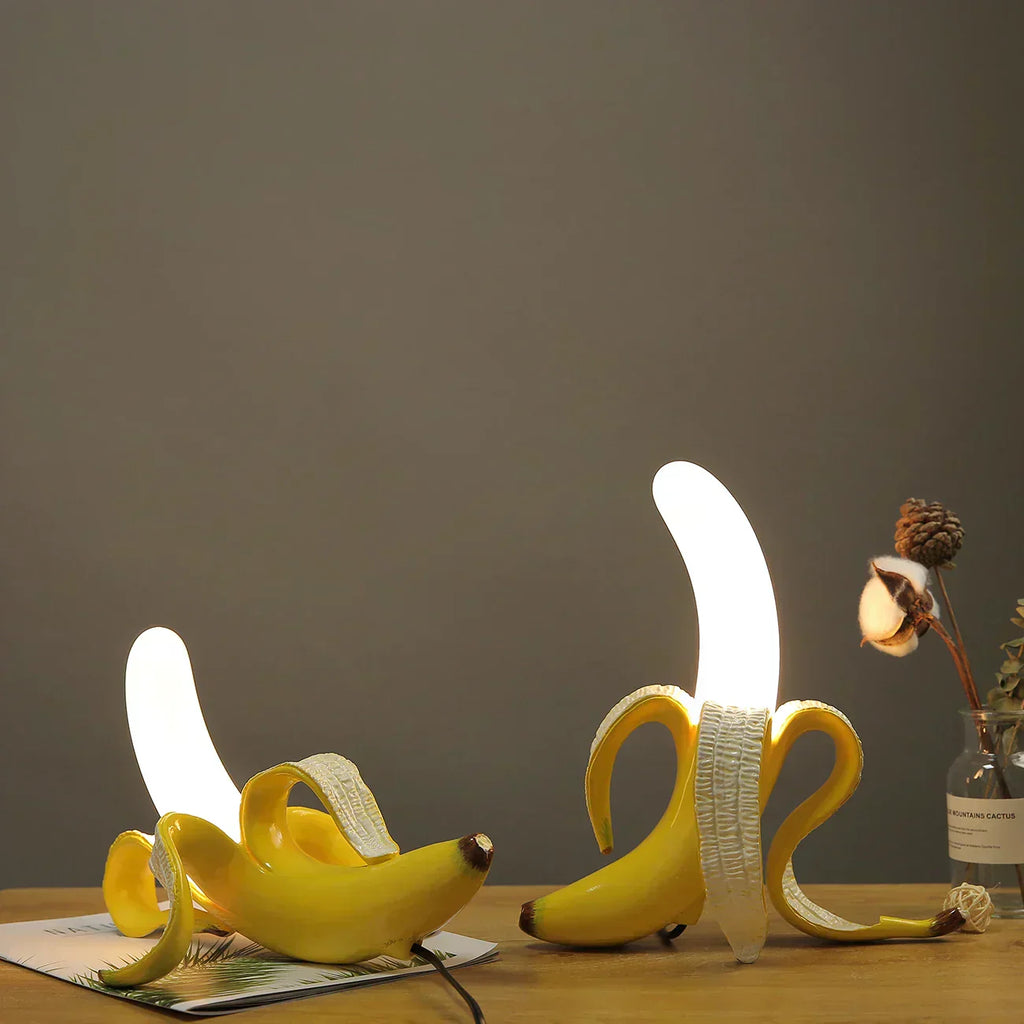 Finurlig bananbordlampe i varmtonet resin, BananaShine