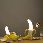 Finurlig bananbordlampe i varmtonet resin, BananaShine