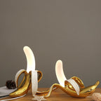 Finurlig bananbordlampe i varmtonet resin, BananaShine