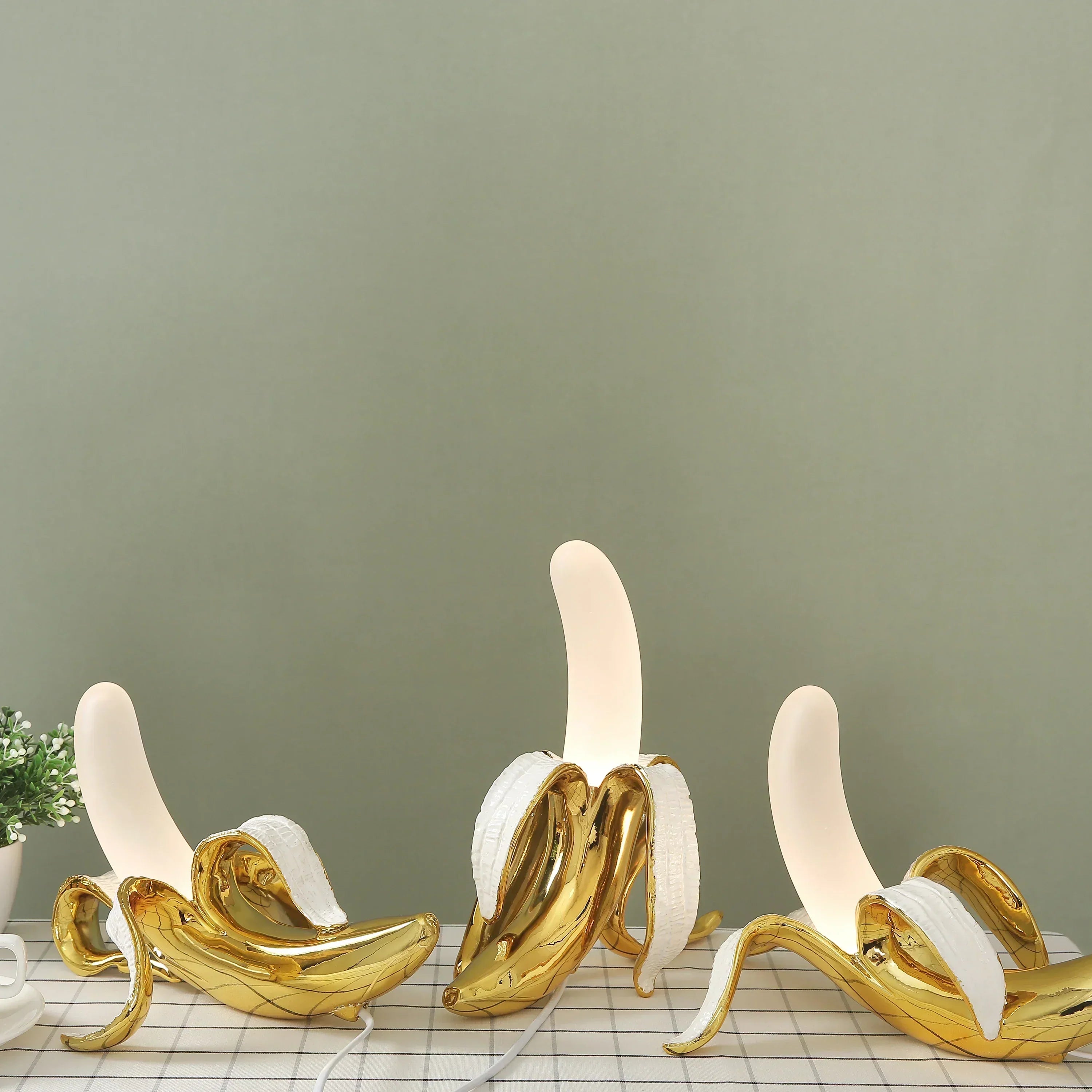 Finurlig bananbordlampe i varmtonet resin, BananaShine
