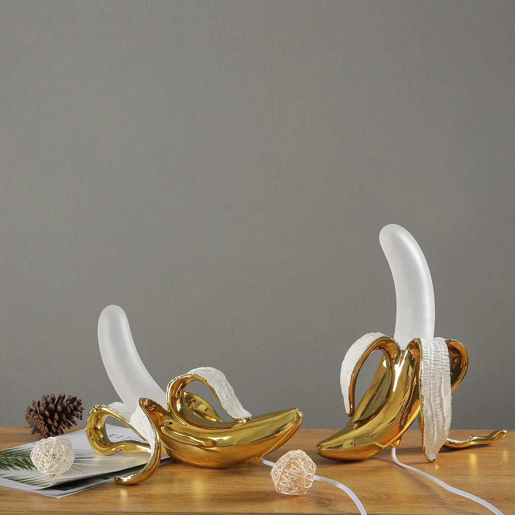 Finurlig bananbordlampe i varmtonet resin, BananaShine