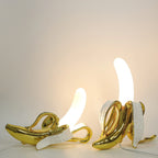Finurlig bananbordlampe i varmtonet resin, BananaShine