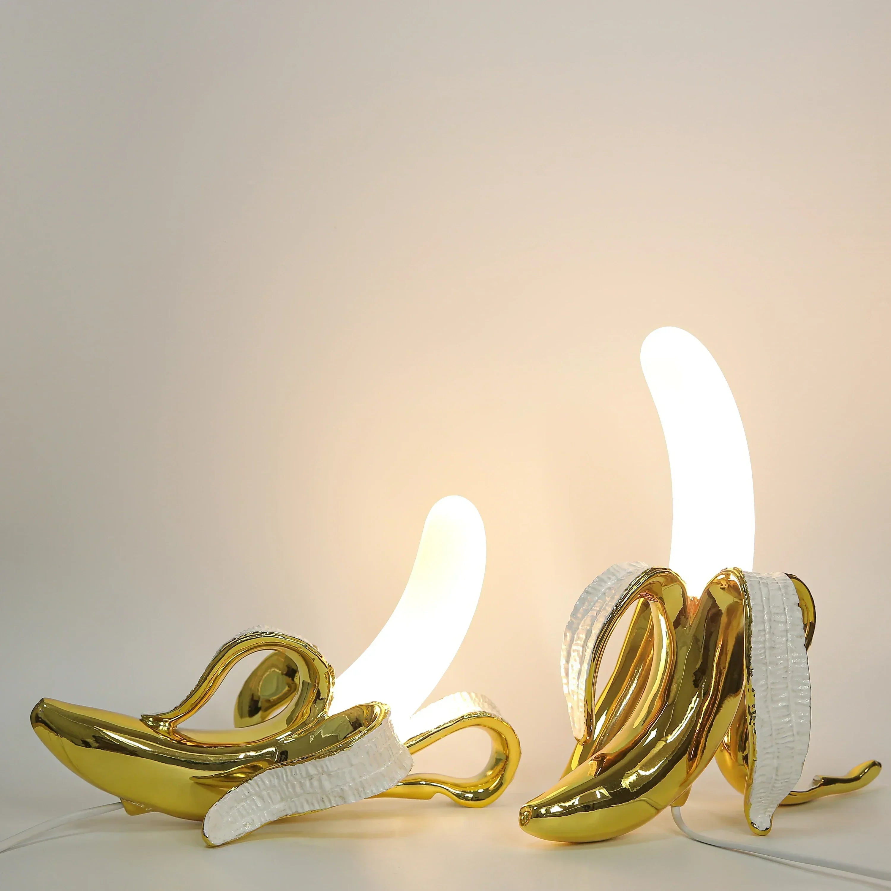 Finurlig bananbordlampe i varmtonet resin, BananaShine