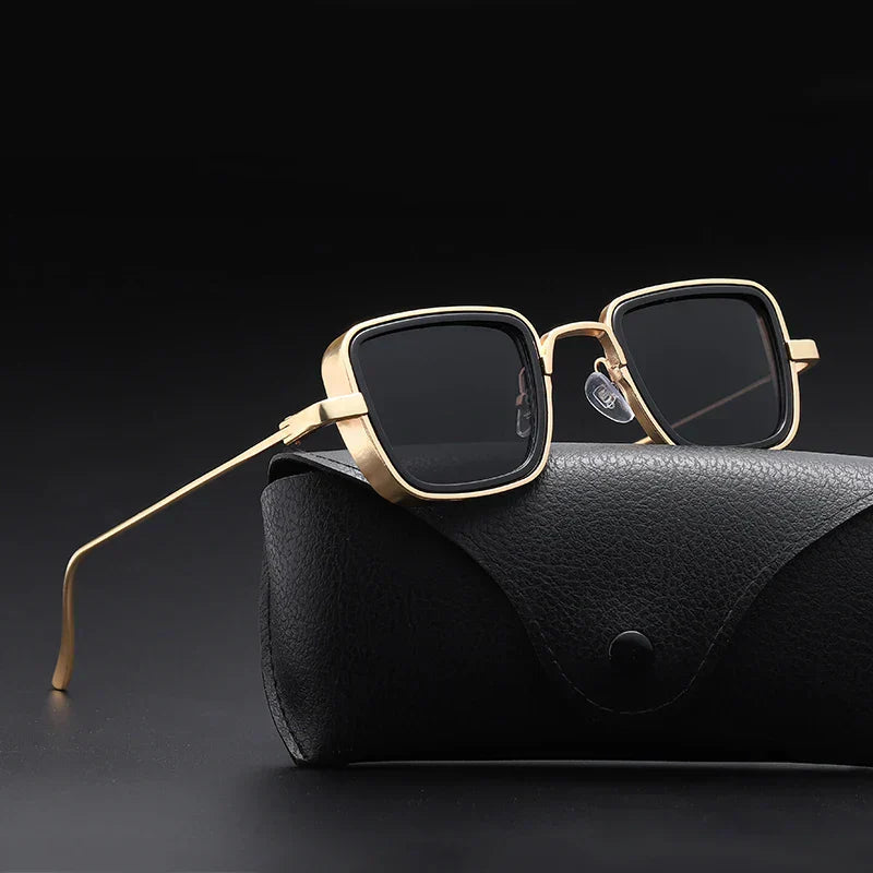 Aurex firkantede solbriller med markant guldfarvet stel og UV400-øjenbeskyttelse