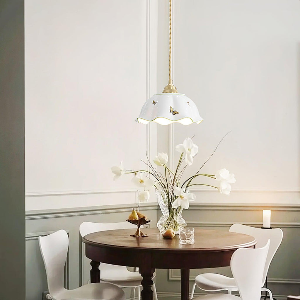 Lampada a sospensione con paralume in ceramica a petali dipinti a mano con farfalle, fascino vintage | Fioriscas