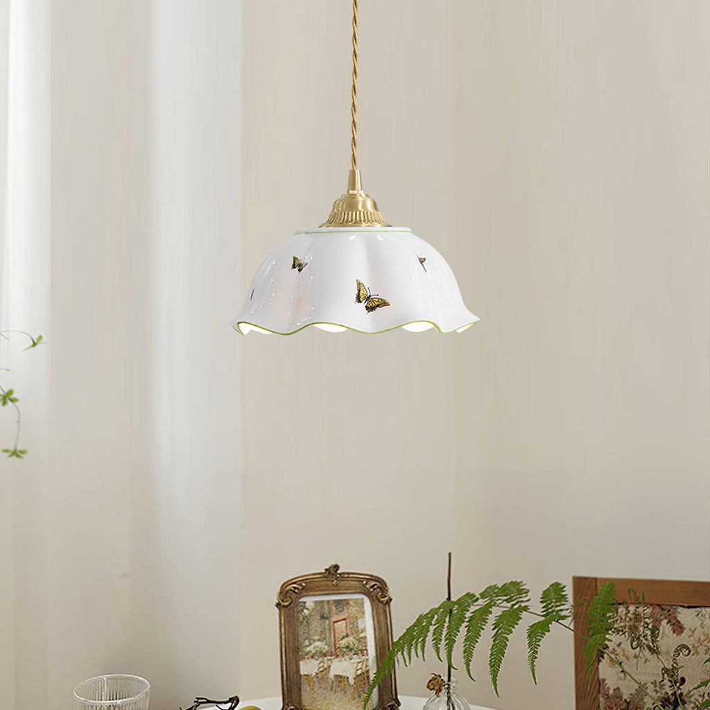 Lampada a sospensione con paralume in ceramica a petali dipinti a mano con farfalle, fascino vintage | Fioriscas