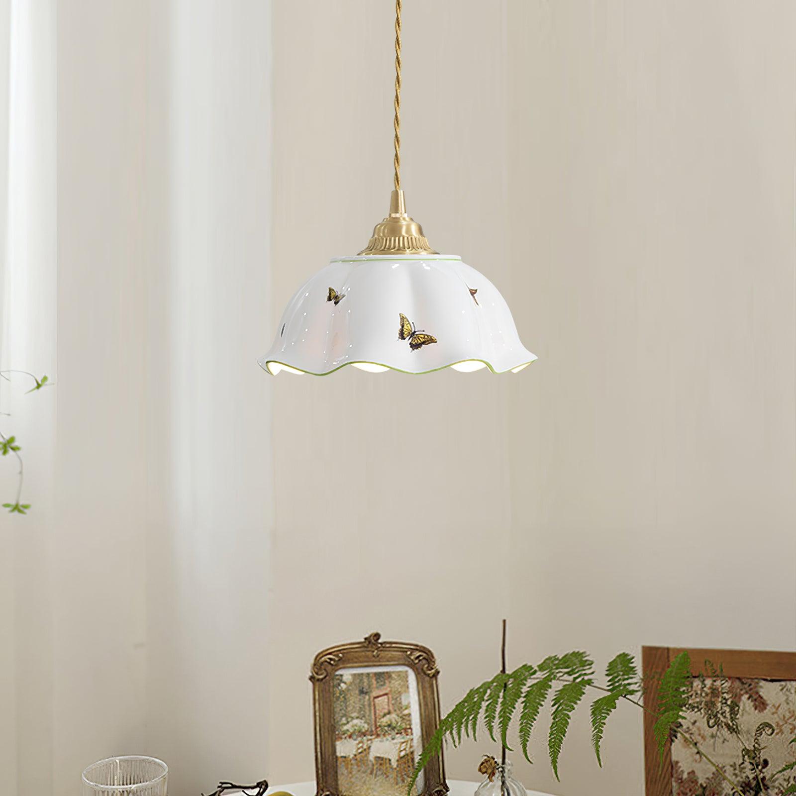 Lampada a sospensione con paralume in ceramica a petali dipinti a mano con farfalle, fascino vintage | Fioriscas