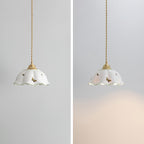 Lampada a sospensione con paralume in ceramica a petali dipinti a mano con farfalle, fascino vintage | Fioriscas