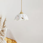 Lampada a sospensione con paralume in ceramica a petali dipinti a mano con farfalle, fascino vintage | Fioriscas