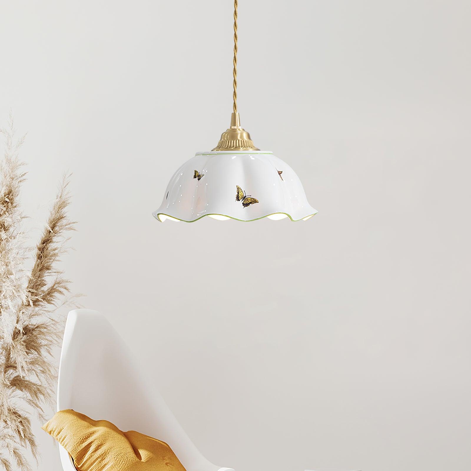 Lampada a sospensione con paralume in ceramica a petali dipinti a mano con farfalle, fascino vintage | Fioriscas