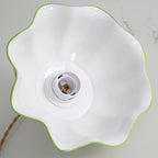 Lampada a sospensione con paralume in ceramica a petali dipinti a mano con farfalle, fascino vintage | Fioriscas