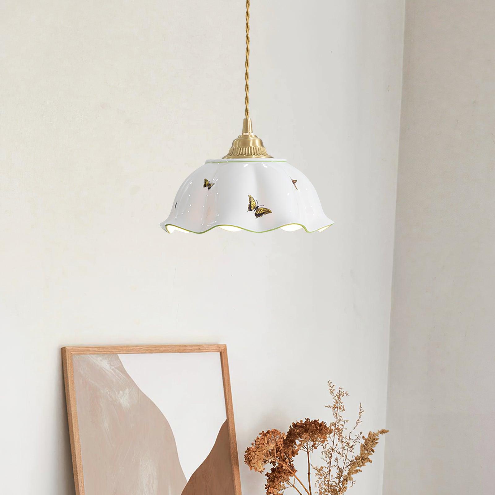 Lampada a sospensione con paralume in ceramica a petali dipinti a mano con farfalle, fascino vintage | Fioriscas