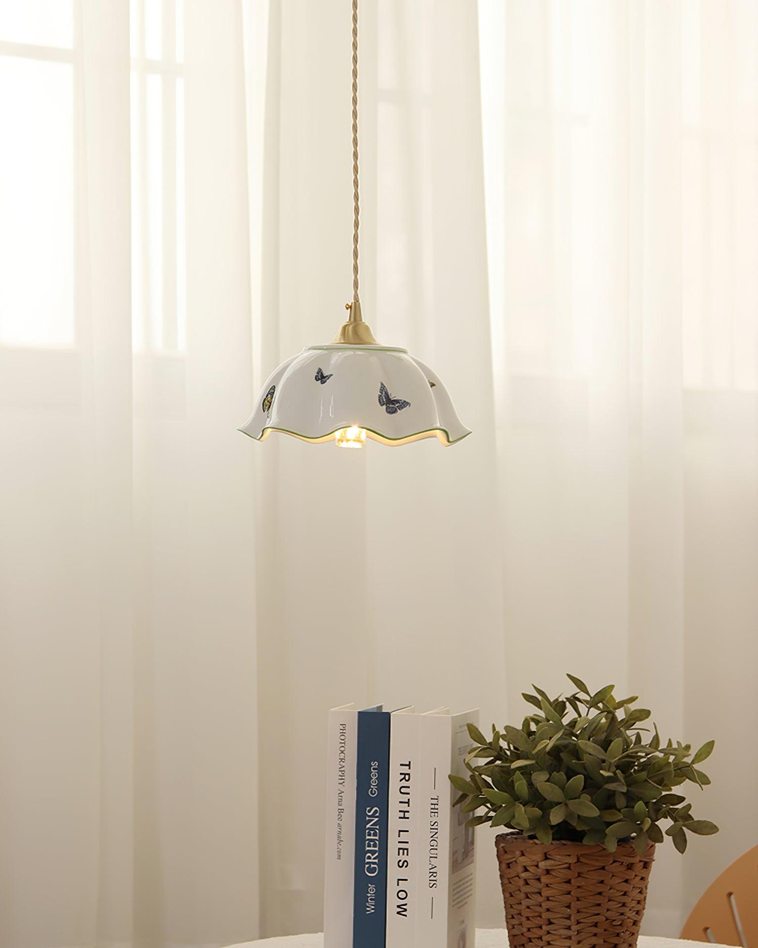 Lampada a sospensione con paralume in ceramica a petali dipinti a mano con farfalle, fascino vintage | Fioriscas
