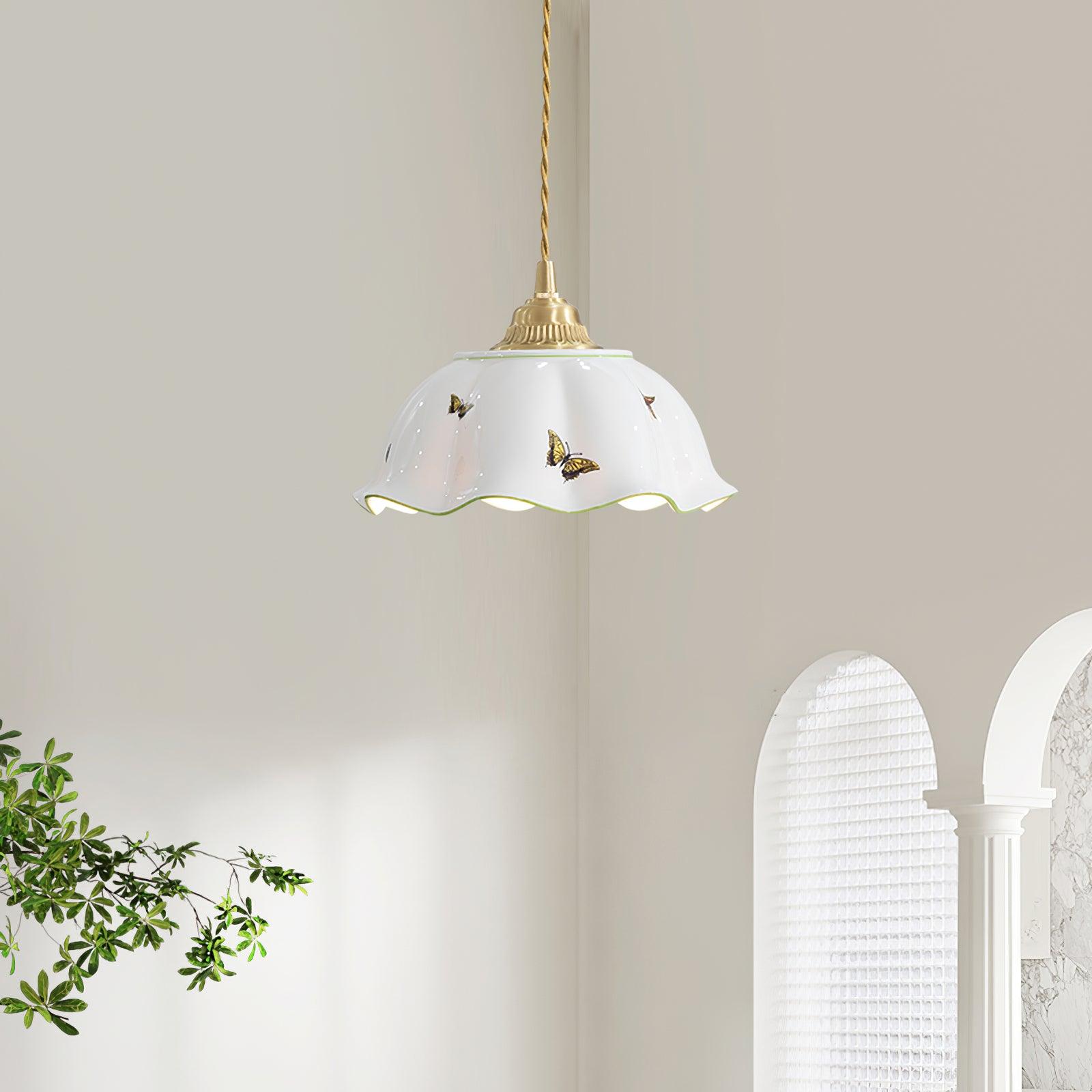 Lampada a sospensione con paralume in ceramica a petali dipinti a mano con farfalle, fascino vintage | Fioriscas