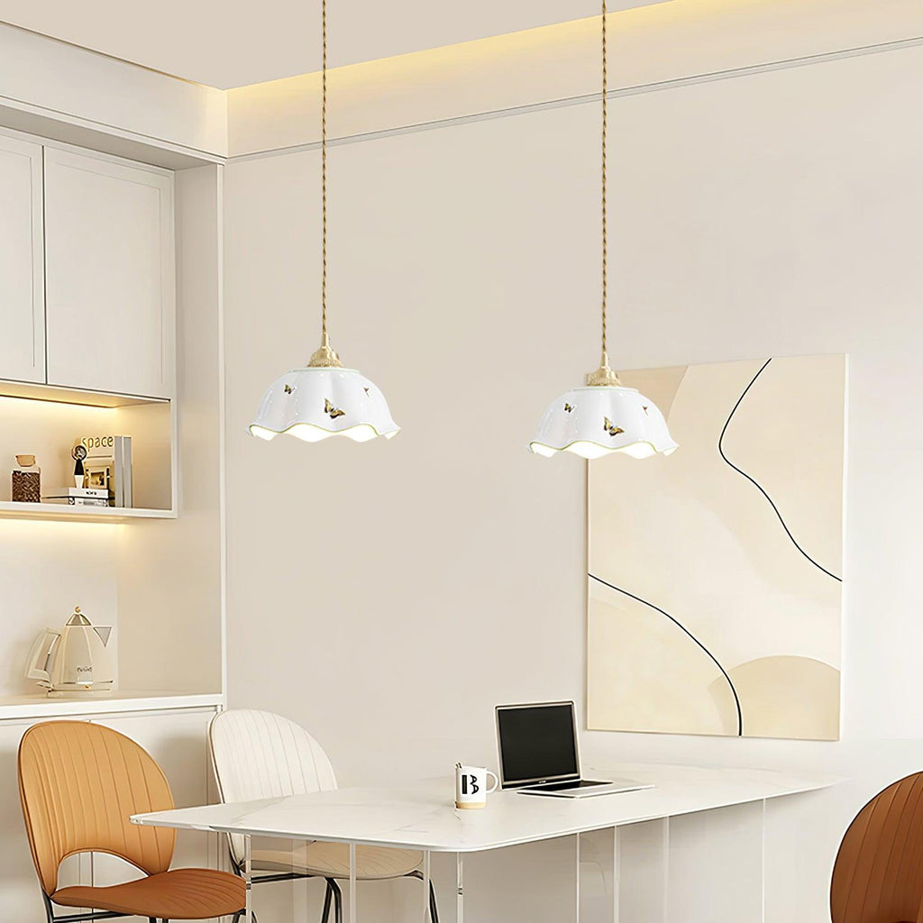 Lampada a sospensione con paralume in ceramica a petali dipinti a mano con farfalle, fascino vintage | Fioriscas