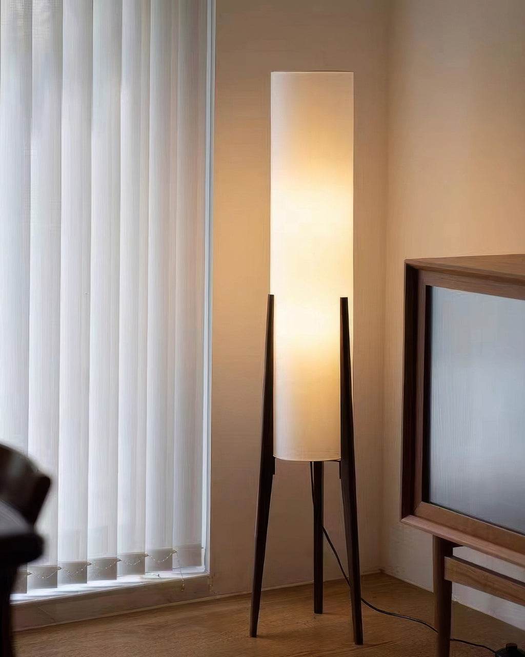 Lampada da terra Liora, base in noce con paralume in tessuto e LED dimmerabile
