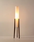 מנורת רצפה NovaOak עם בסיס עץ, אהיל בד ונורת LED בגוון חם-קר עם עמעום
