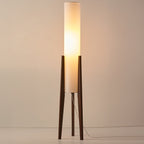 Lampada da terra Liora, base in noce con paralume in tessuto e LED dimmerabile