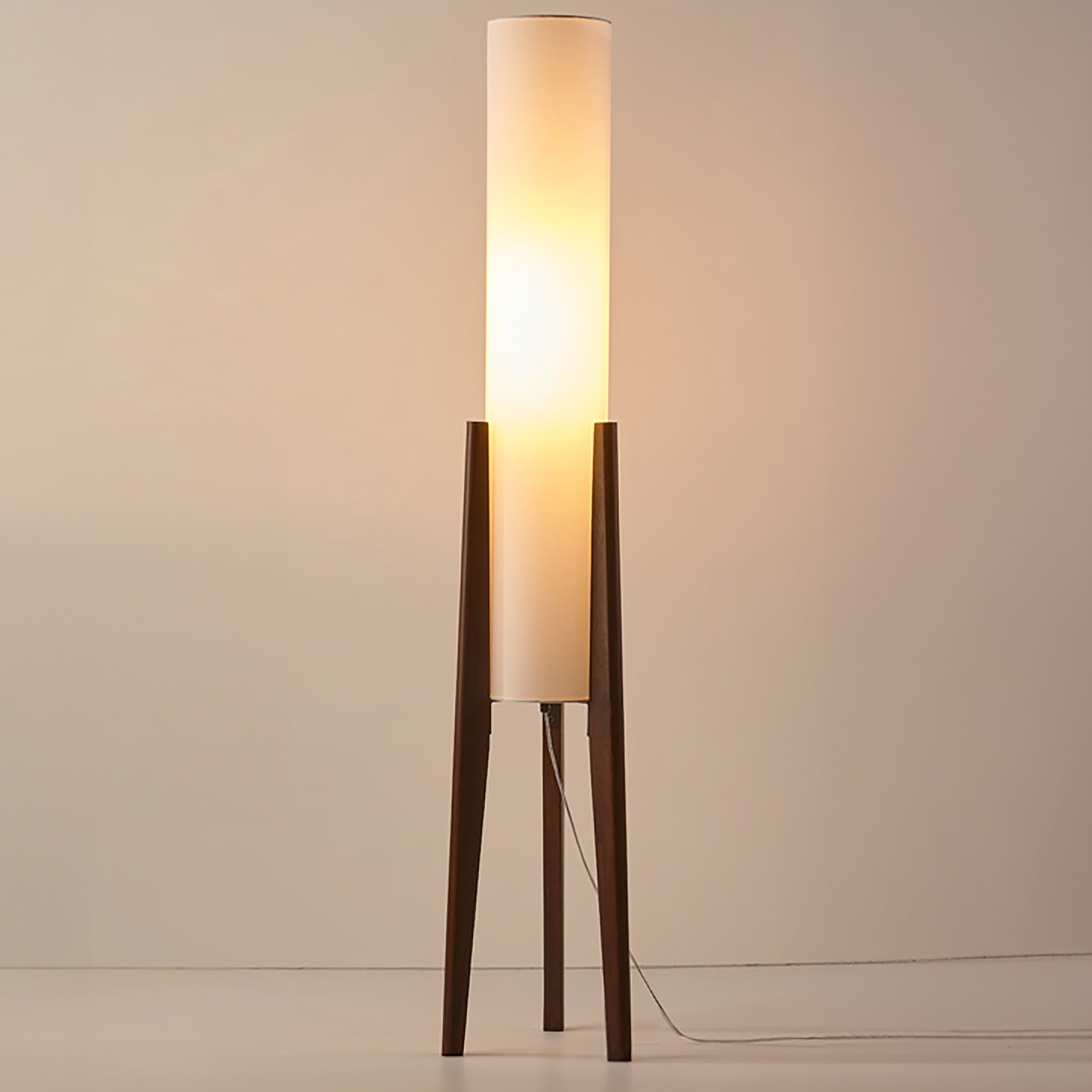 Lampada da terra Liora, base in noce con paralume in tessuto e LED dimmerabile
