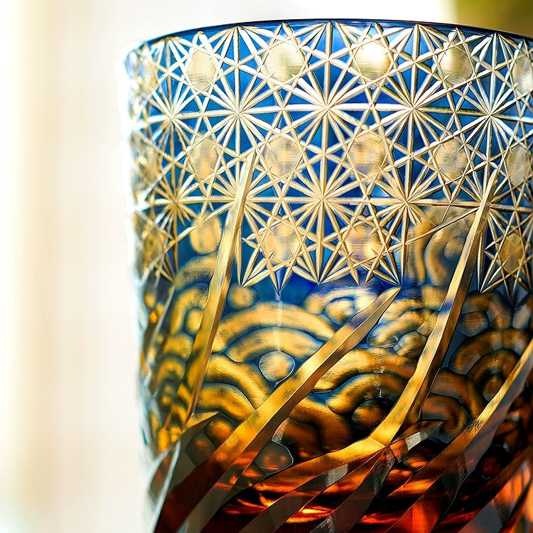 Kirrea Edo Kiriko whiskyglas i blå og ravfarvet, trægaveæske