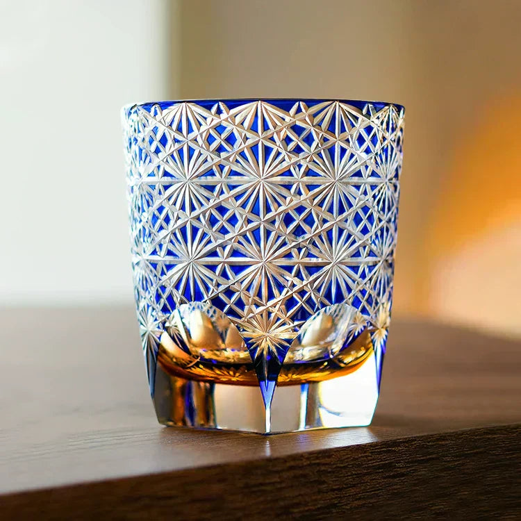 Kirrea Edo Kiriko whiskyglas i blå og ravfarvet, trægaveæske