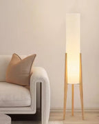 מנורת רצפה NovaOak עם בסיס עץ, אהיל בד ונורת LED בגוון חם-קר עם עמעום