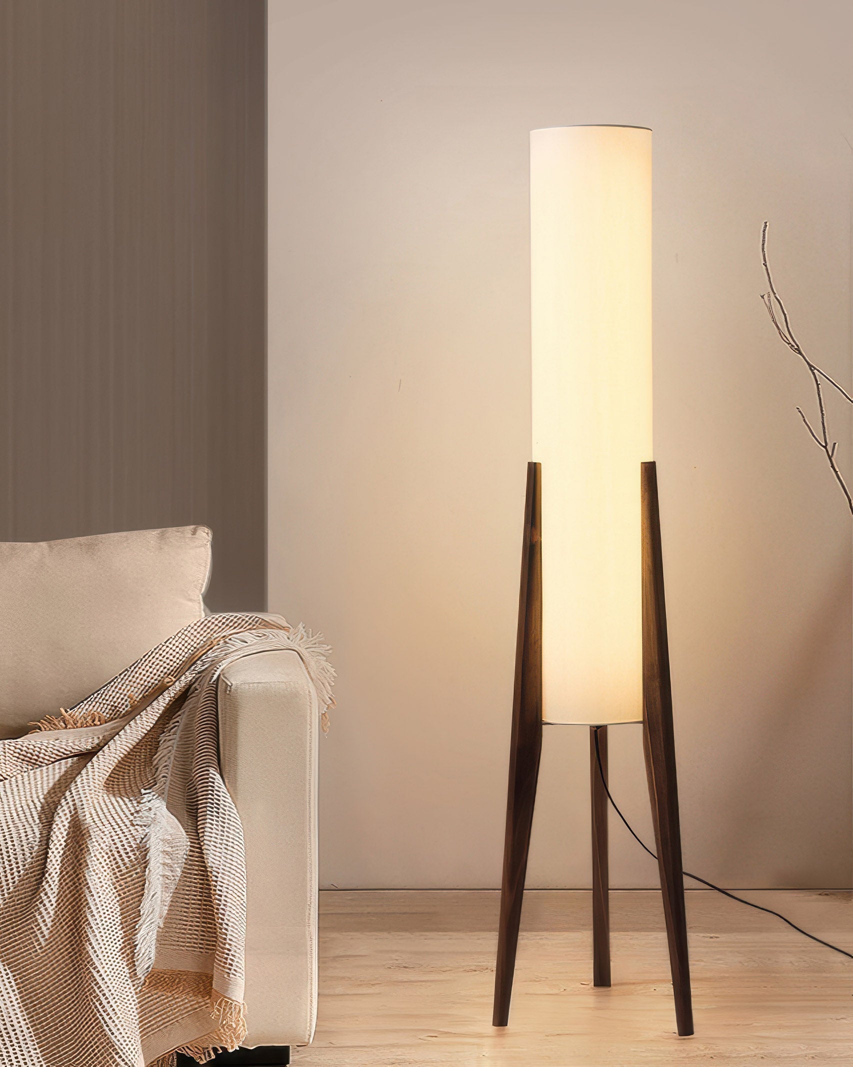 Lampada da terra Liora, base in noce con paralume in tessuto e LED dimmerabile