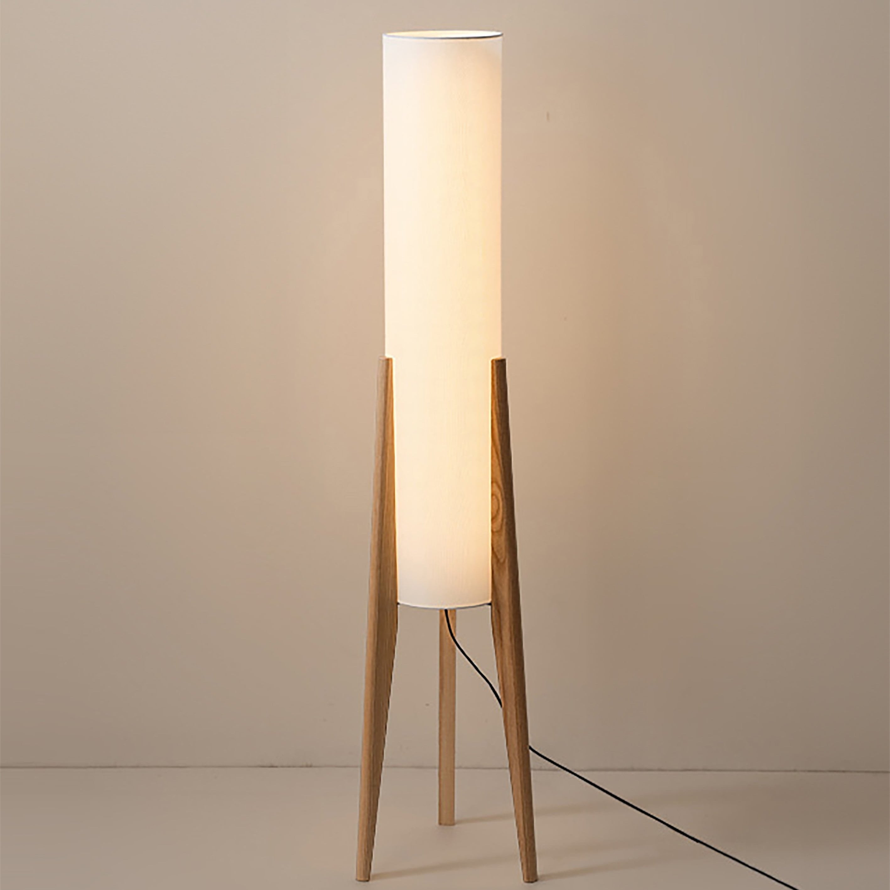 Lampada da terra Liora, base in noce con paralume in tessuto e LED dimmerabile