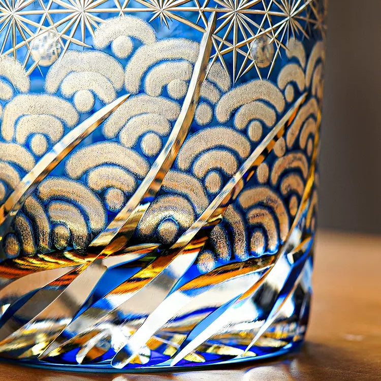 Kirrea Edo Kiriko whiskyglas i blå og ravfarvet, trægaveæske