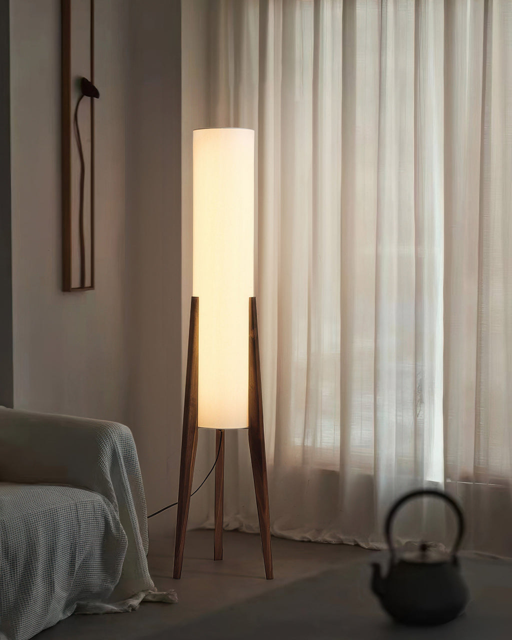 מנורת רצפה NovaOak עם בסיס עץ, אהיל בד ונורת LED בגוון חם-קר עם עמעום
