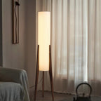 Lampada da terra Liora, base in noce con paralume in tessuto e LED dimmerabile
