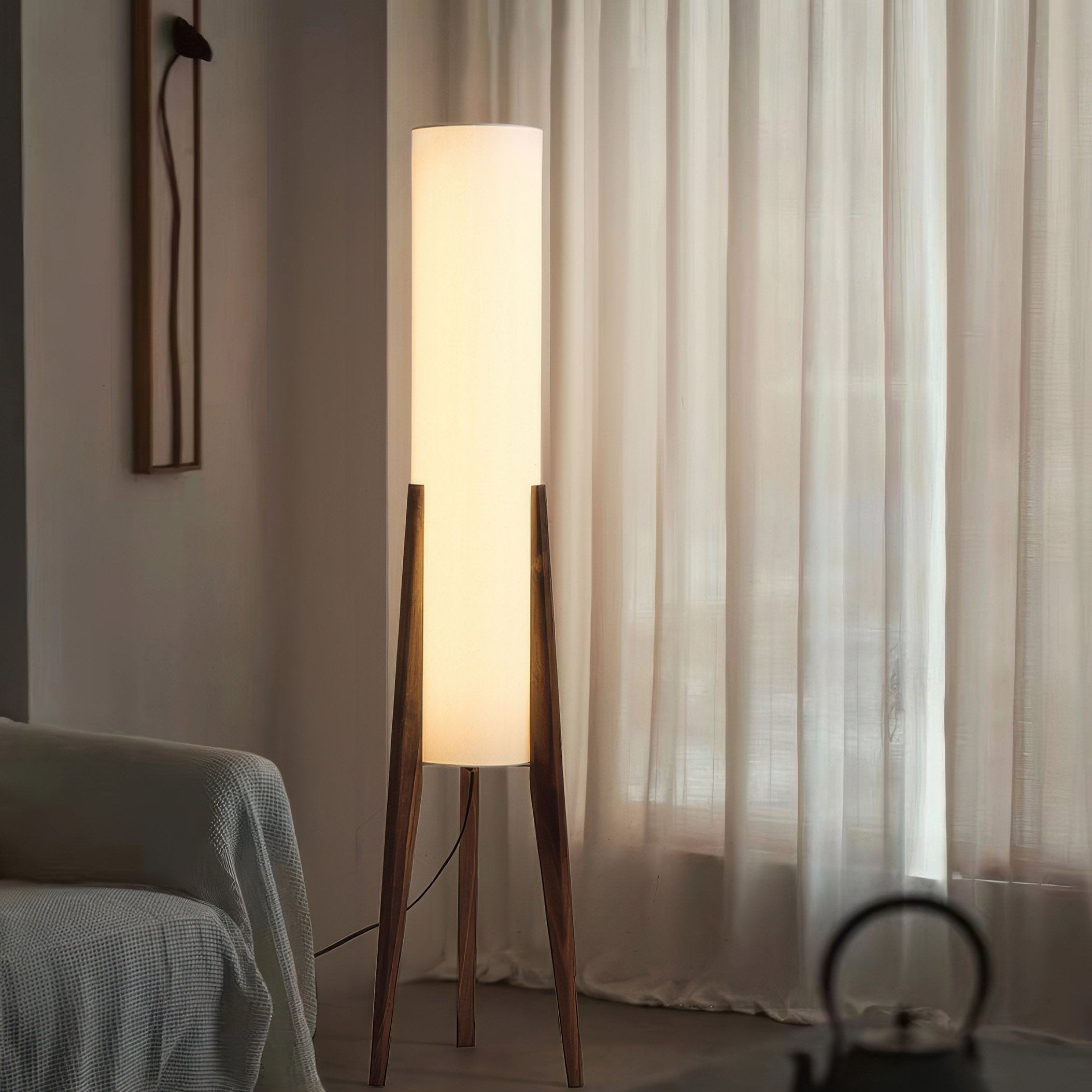 Lampada da terra Liora, base in noce con paralume in tessuto e LED dimmerabile