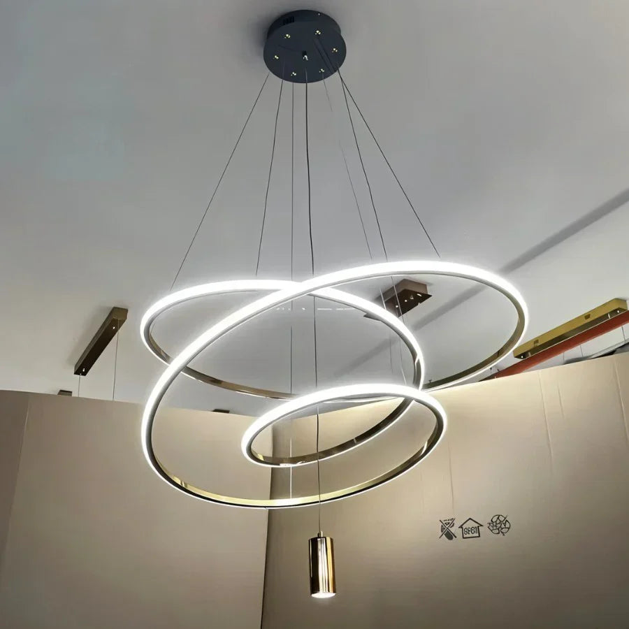 Vergulde Spiraal Kroonluchter Met Acryl Diffuser Voor Luxe Interieurs