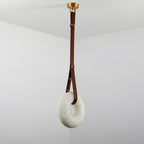 Lampada a sospensione Étoile con anello in alabastro e cinturini in pelle stile scandinavo | Fioriscas